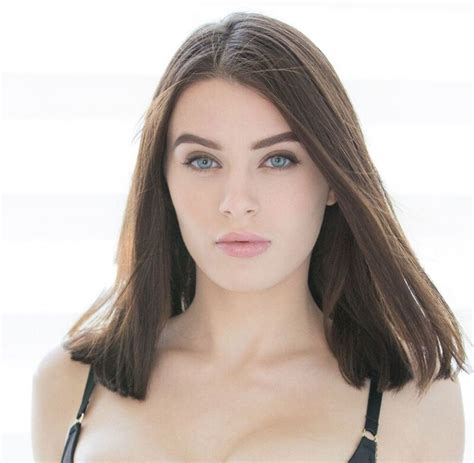 Lana Rhoades is 26 years old and comes from Chicago and is one of the best-known actresses in the porn industry and according to the data just published by Pornhub, the largest adu